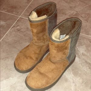 Women’s UGG classic short boot in size 7
